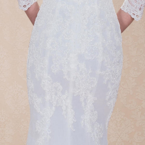(LIVE 70) A beautiful gown, off-shoulder, reveals noble air.