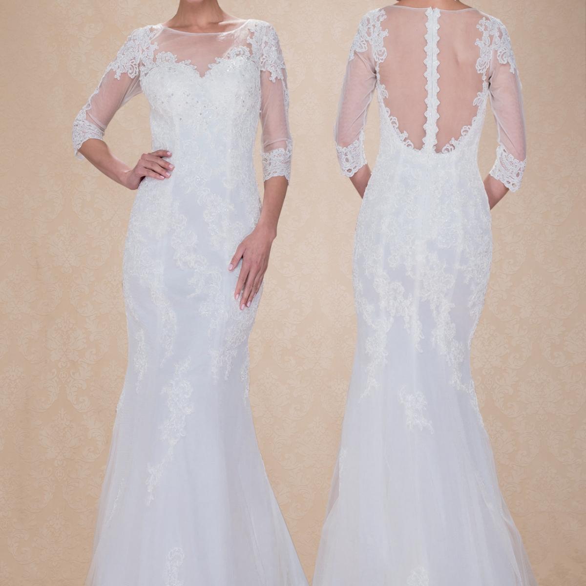 (LIVE 70) A beautiful gown, off-shoulder, reveals noble air.
