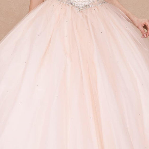 (LIVE 59) A beautiful gown, off-shoulder, reveals noble air.