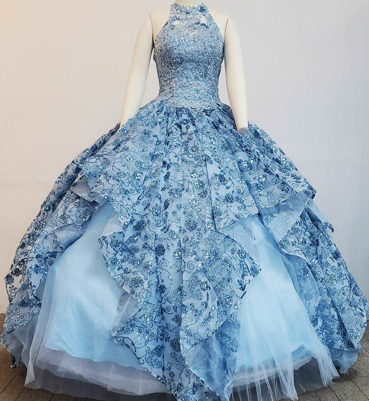 (LIVE 16) Gowns on, mermaid style, fashionable presence.