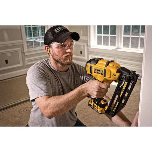DEWALT DCN660D1 20V MAX* XR® 16 GA Angled Finish Nailer - Kit