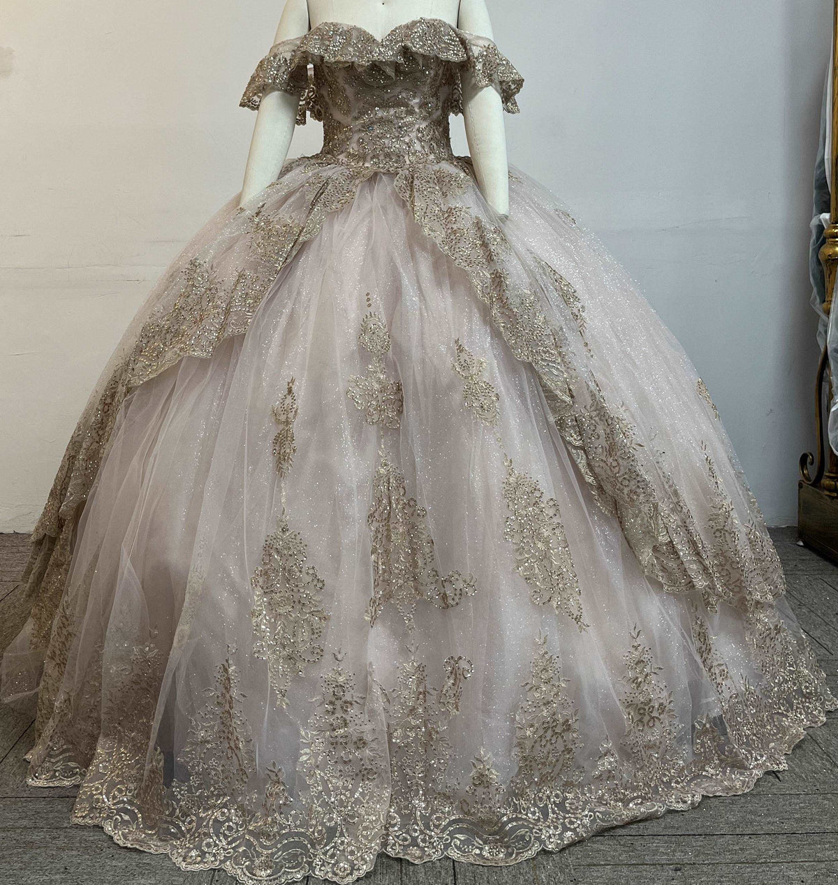 (LIVE 12) Gowns' elegance, simple hues, enhance life's charm.