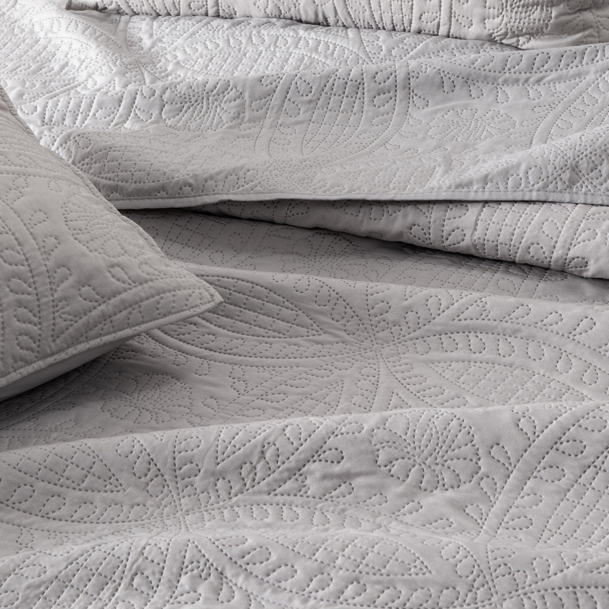 3-Piece Oversized Medallion Quilt Set - Clara Collection