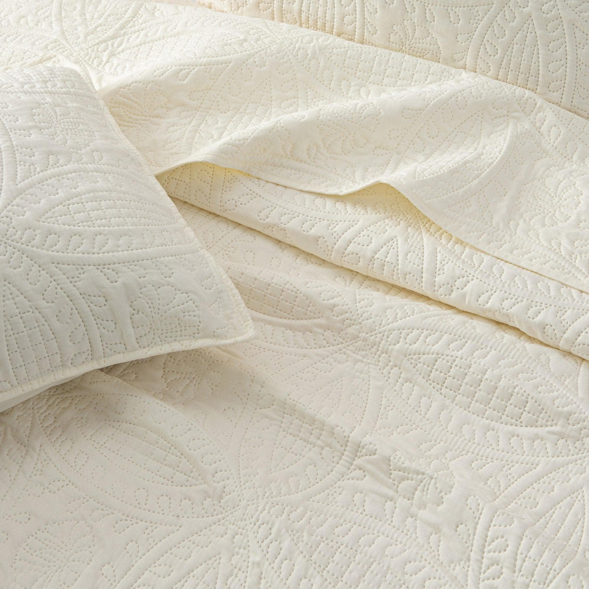 3-Piece Oversized Medallion Quilt Set - Clara Collection